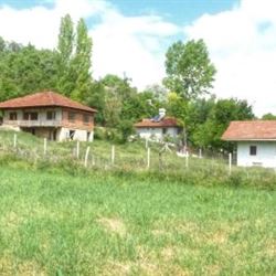 Dağ köyünde geniş arazide iki köy evi